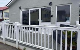 Seasideescape-2Br-Sleeps4-Parking-Petsok-Fireplace